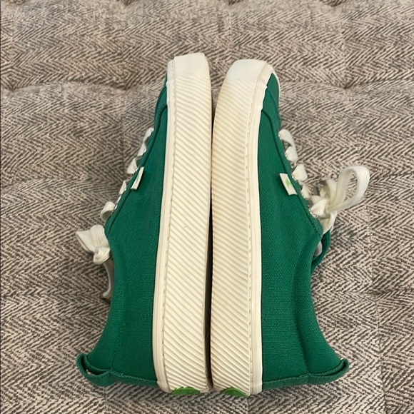 Cariuma Green Canvas Sneakers with White Laces size 6 - Picture 6 of 8
